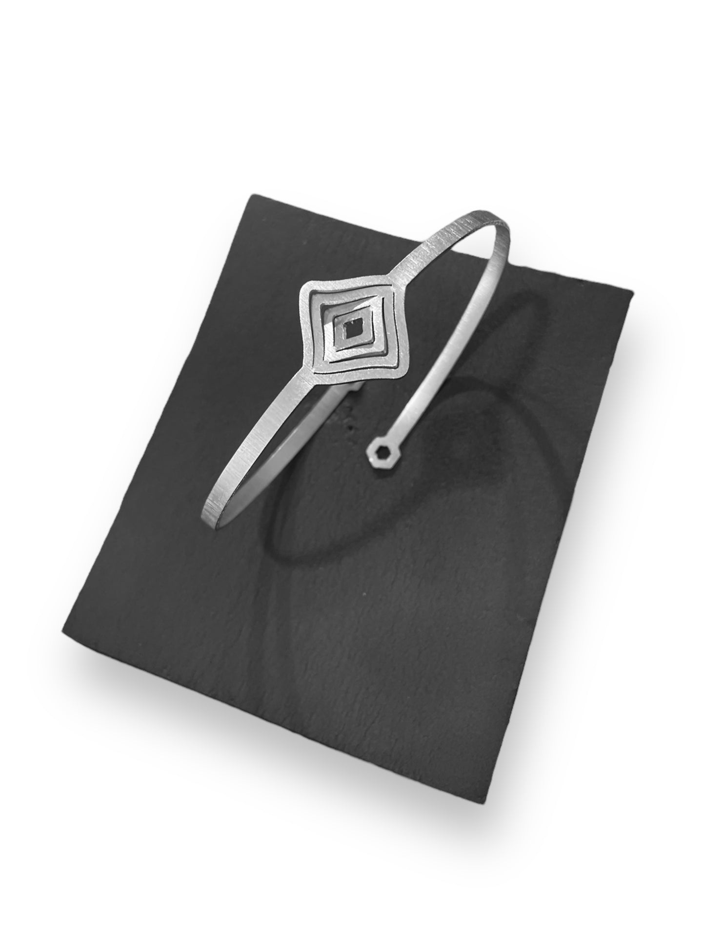 Illusion Rhombus handcuff bracelet