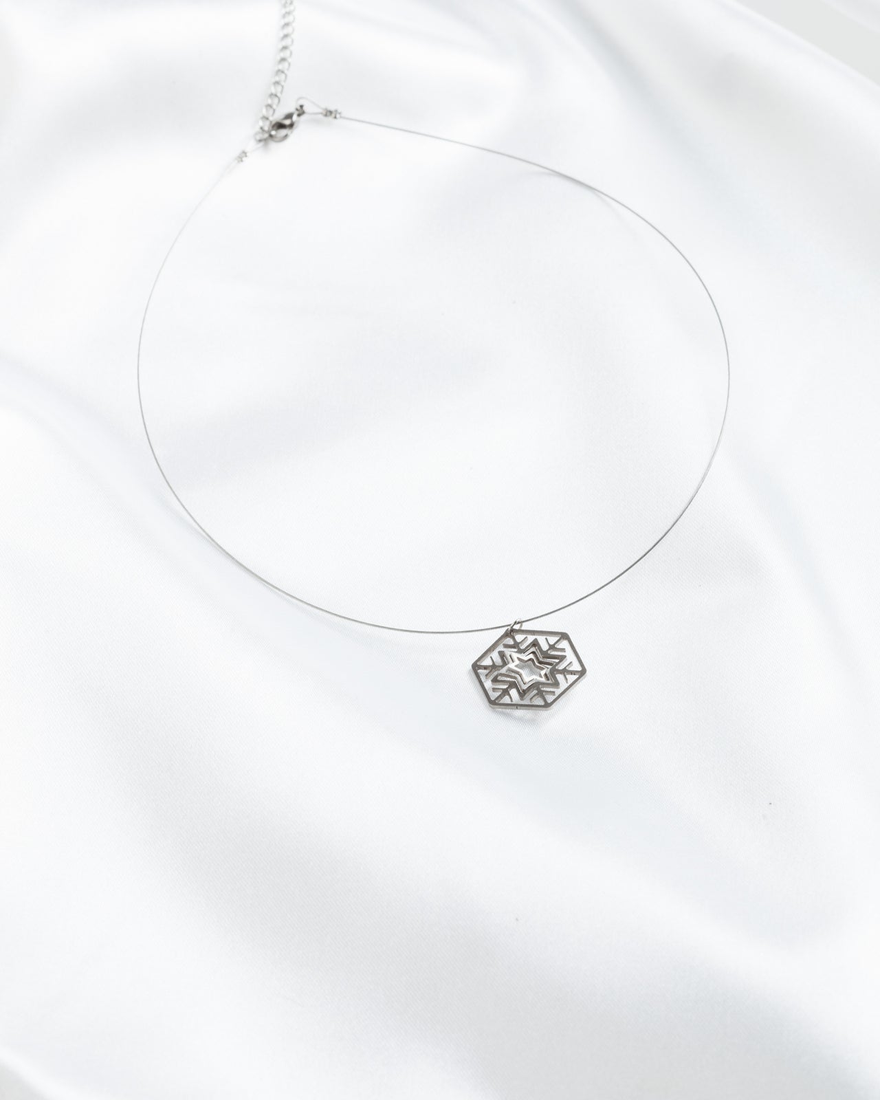 Illusion Snowflake mini steel wire necklace
