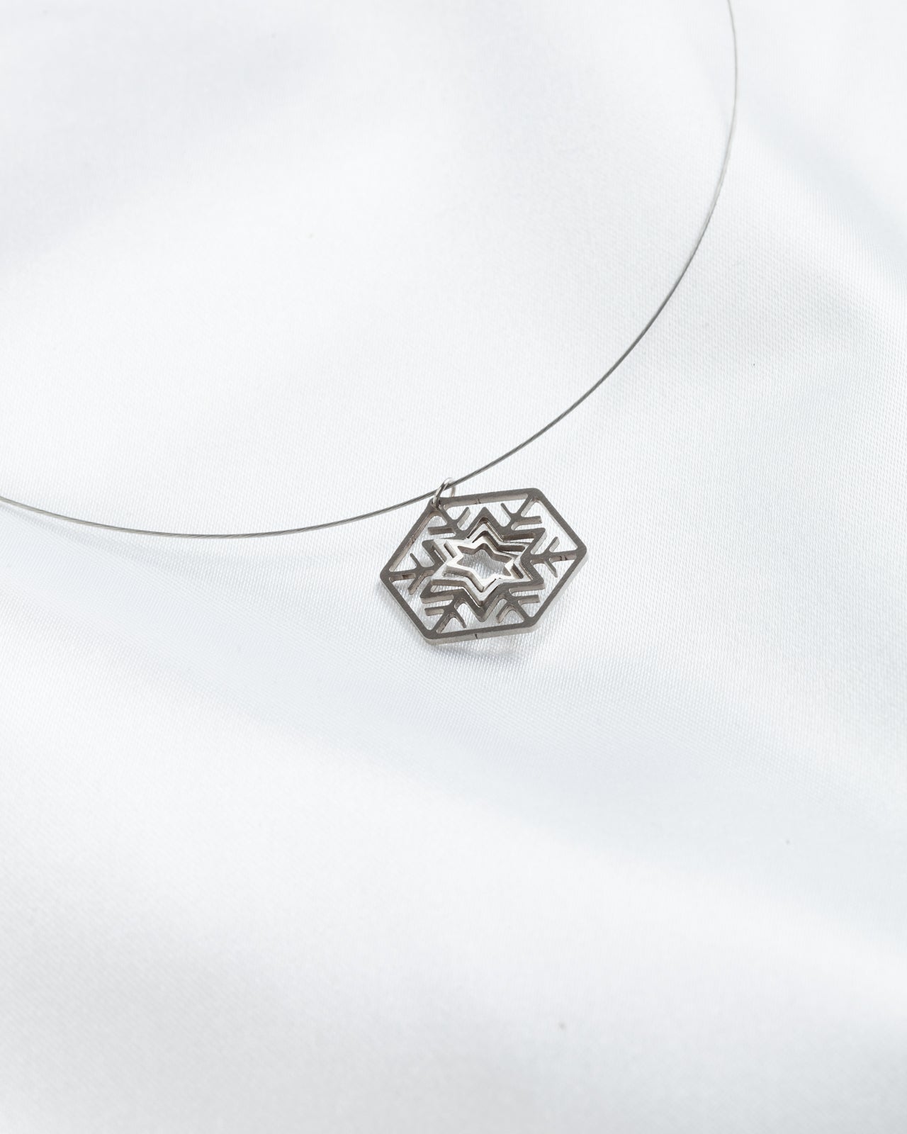Illusion Snowflake mini steel wire necklace