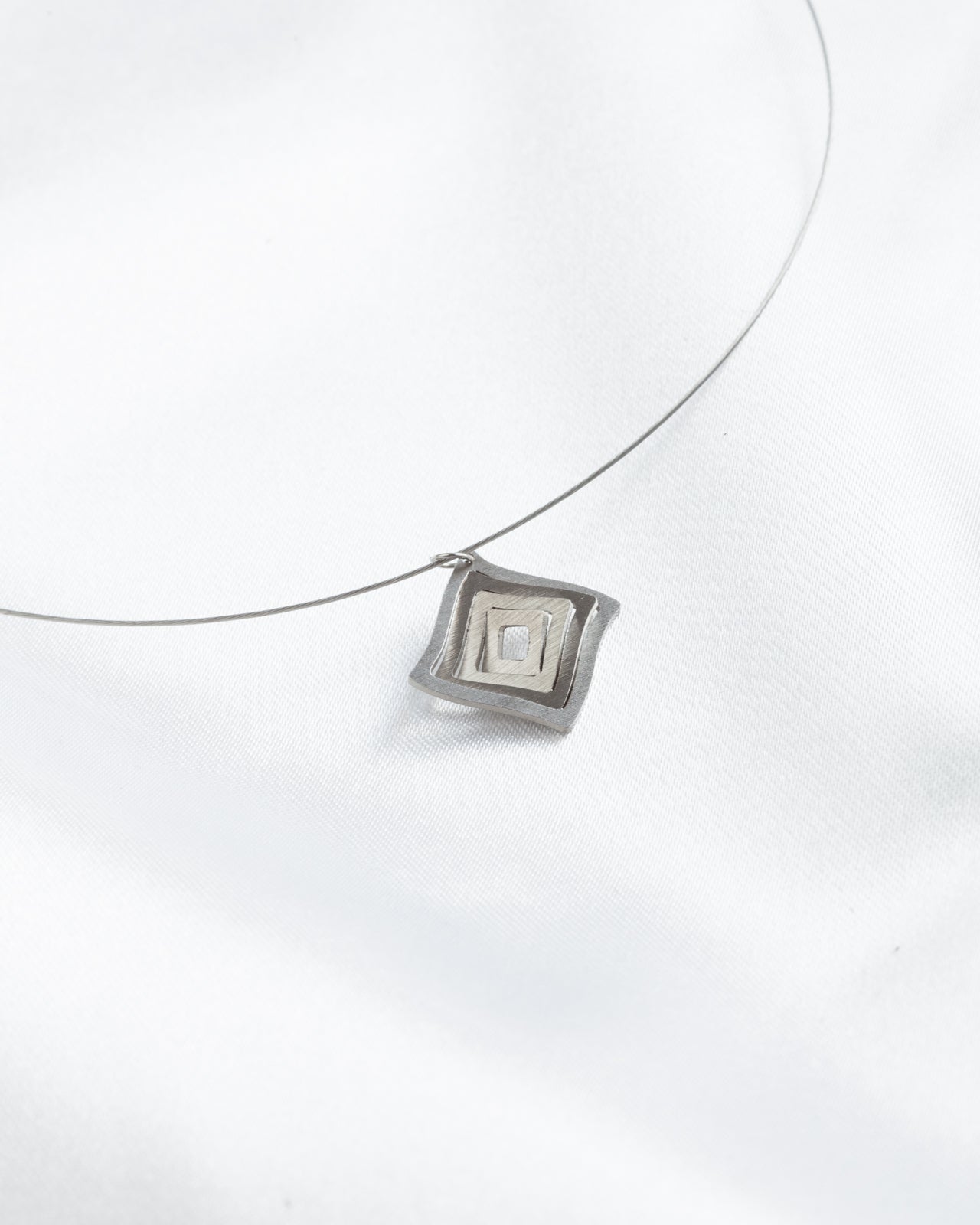 Illusion Rhombus steel wire necklace