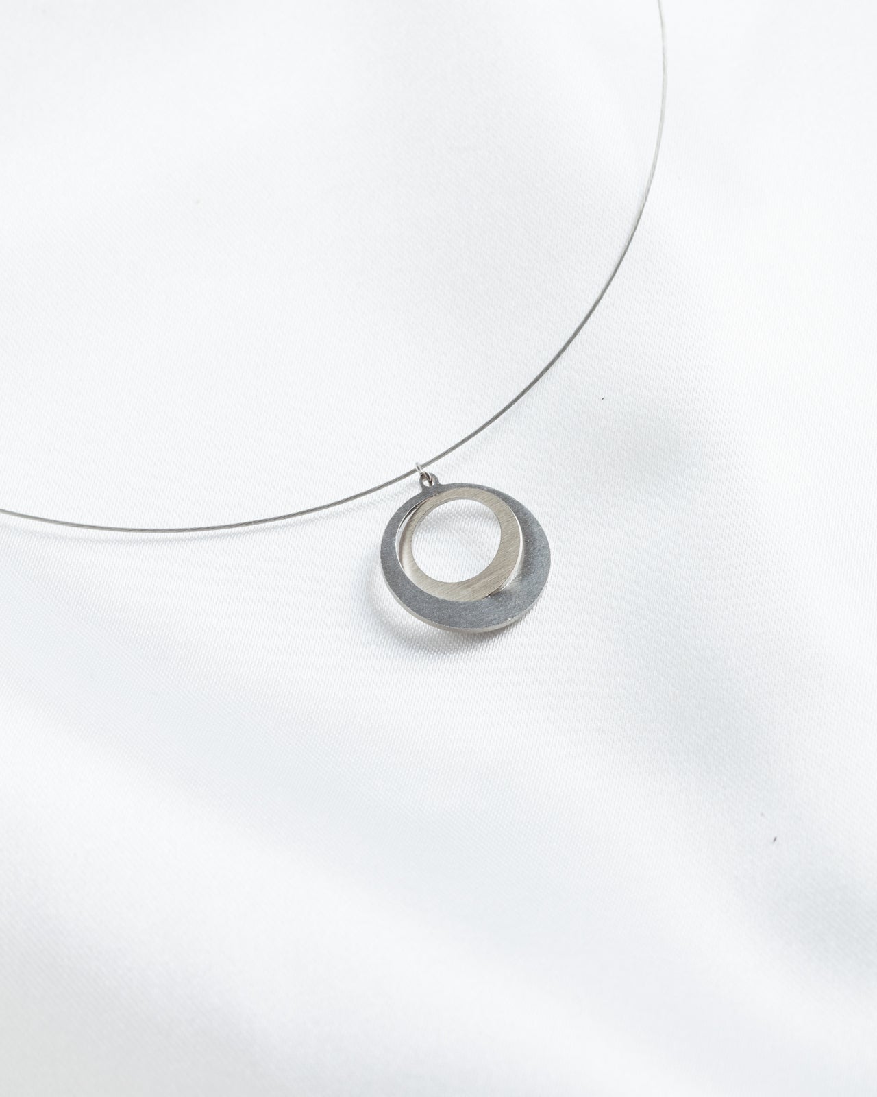 Elegant Circle steel wire necklace