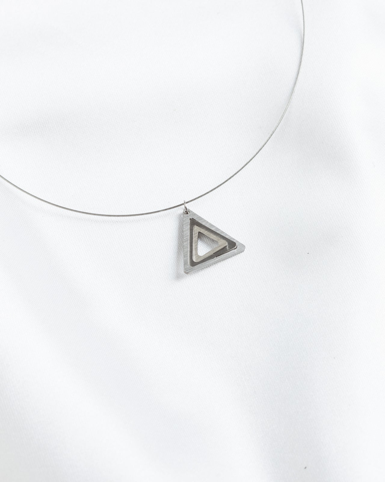 Illusion Triangle mini steel wire necklace