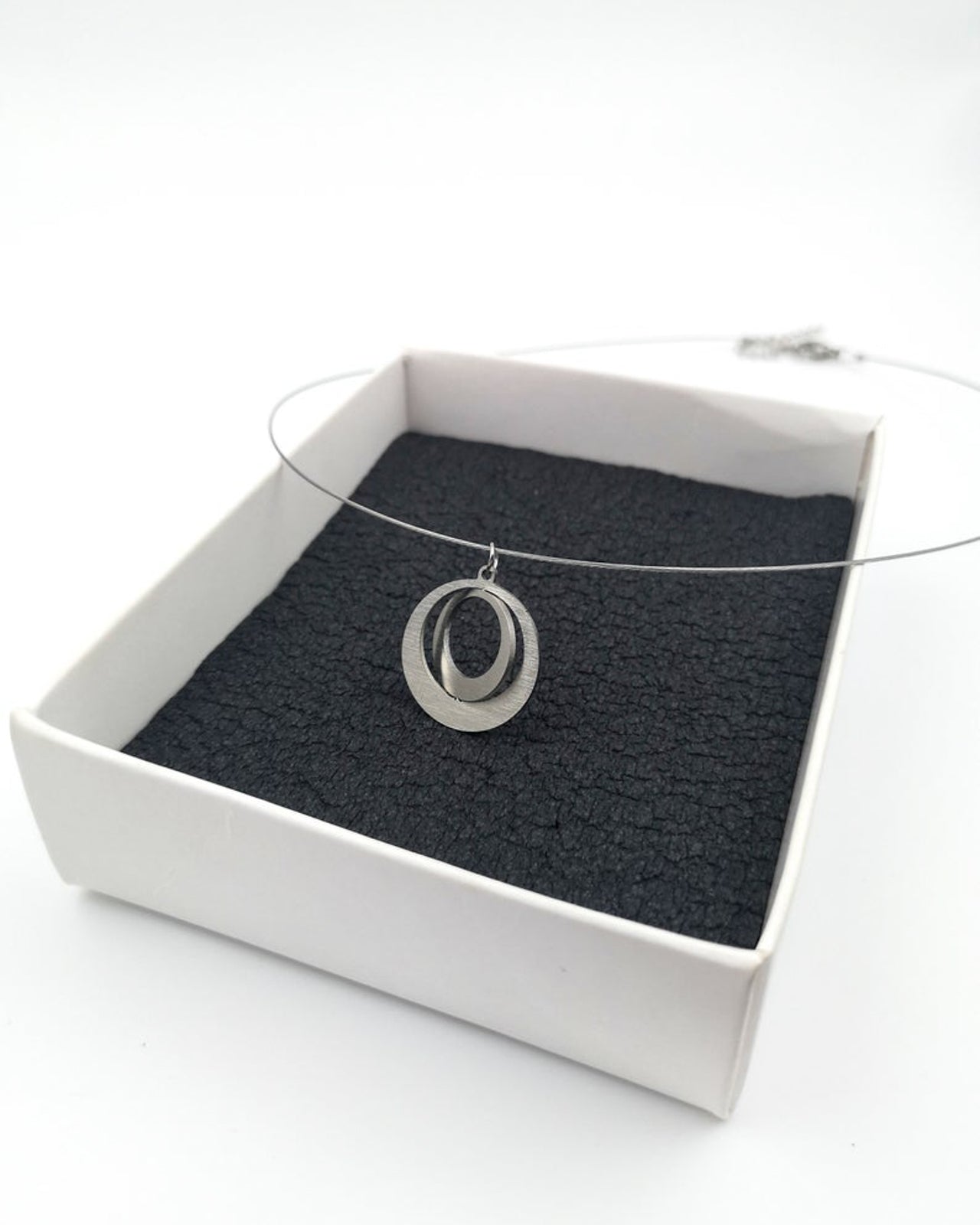 Elegant Circle steel wire necklace