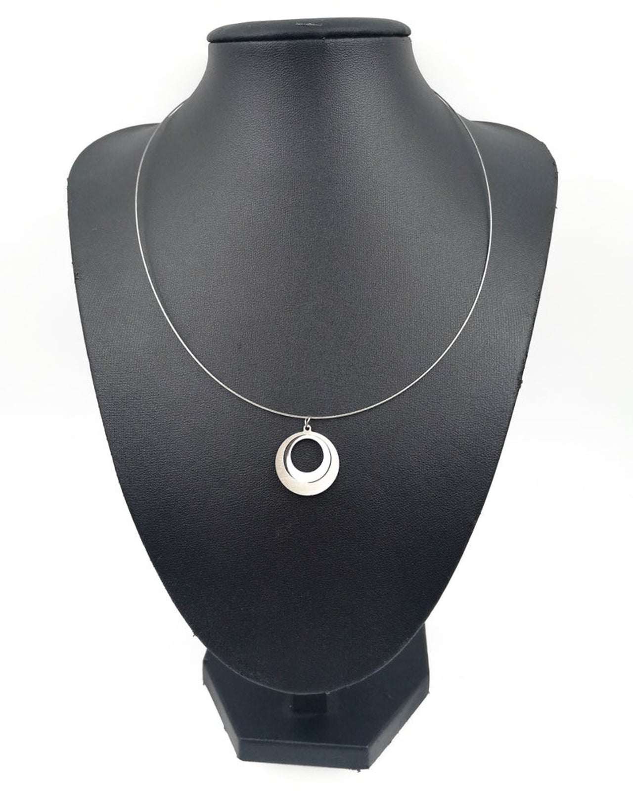 Elegant Circle steel wire necklace