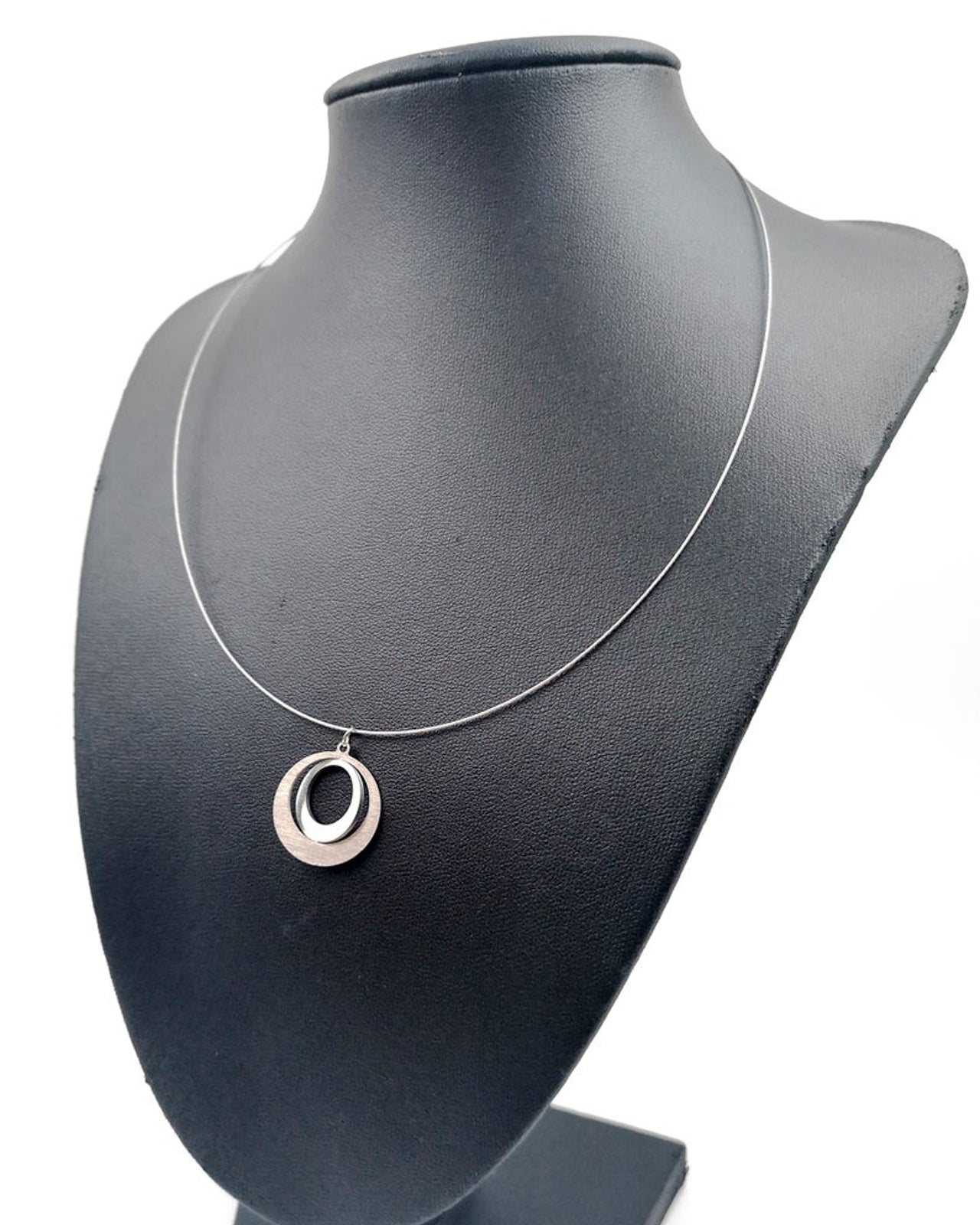 Elegant Circle steel wire necklace