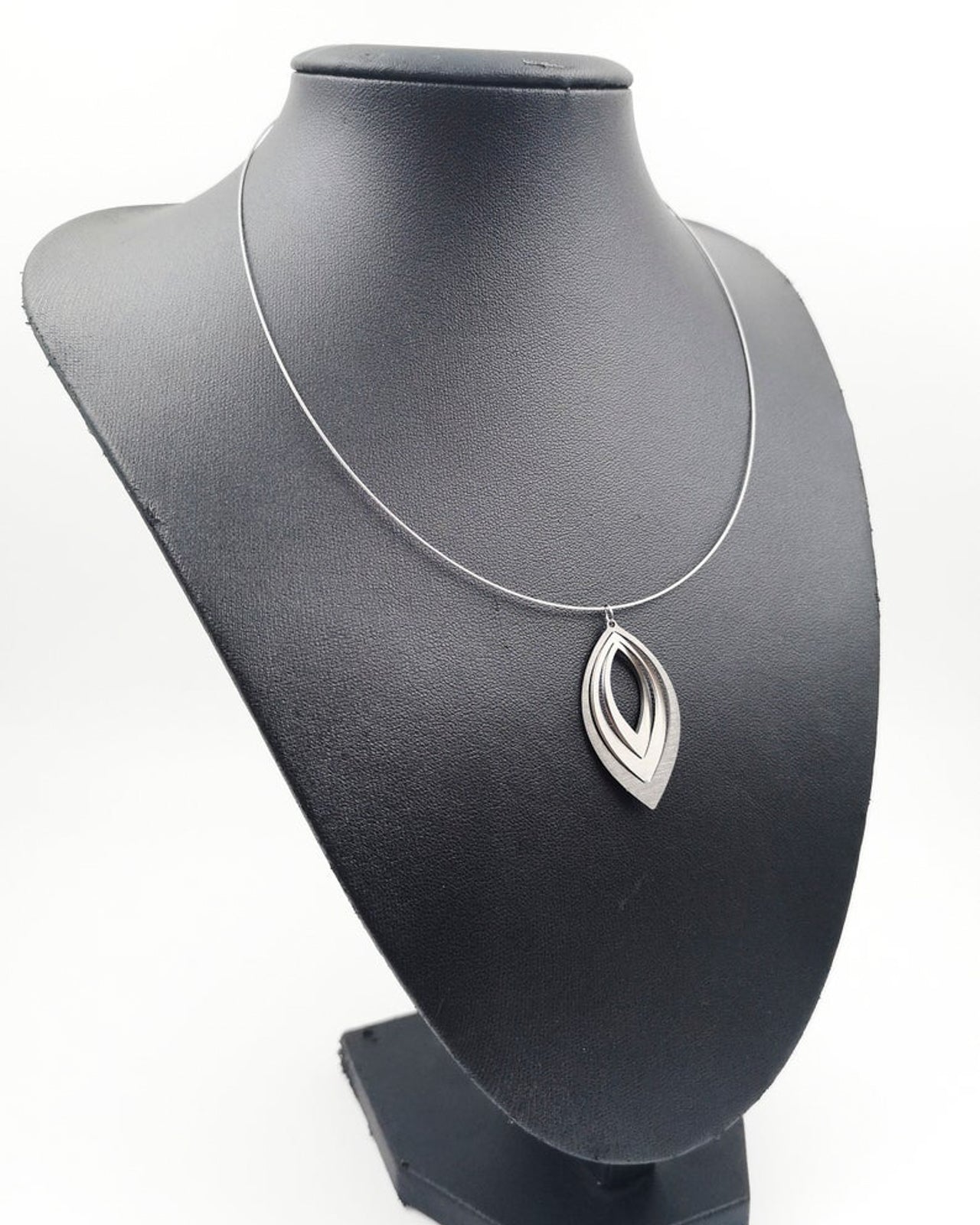 Elegant Leaf steel wire necklace