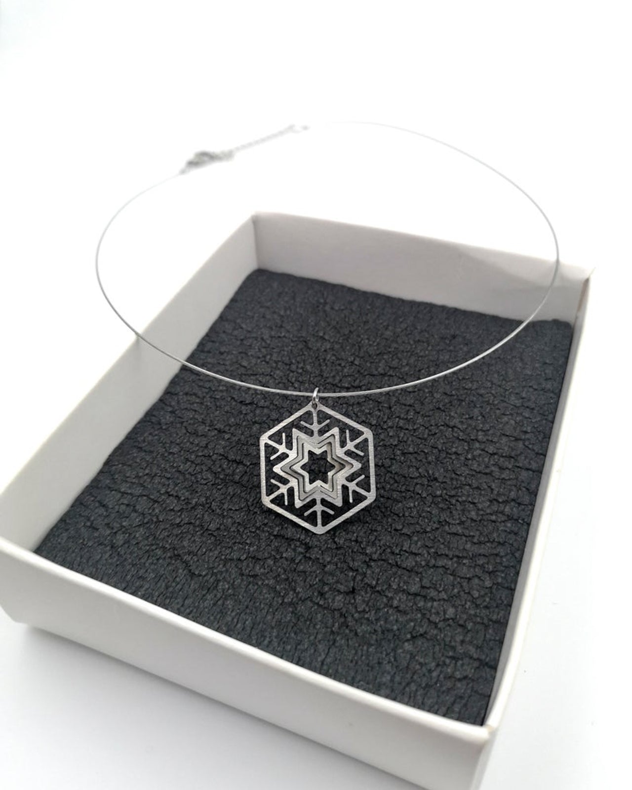 Illusion Snowflake mini steel wire necklace