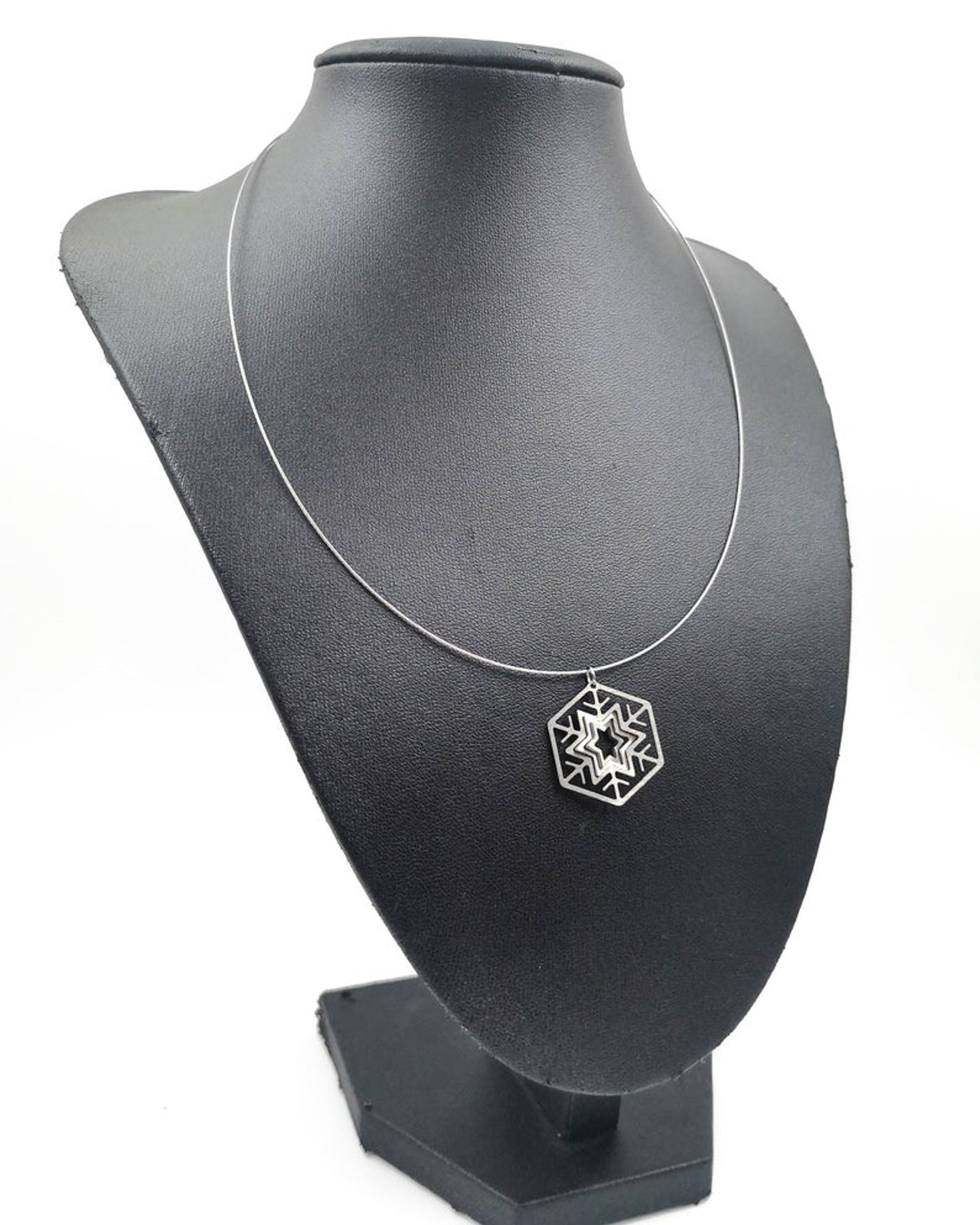 Illusion Snowflake mini steel wire necklace