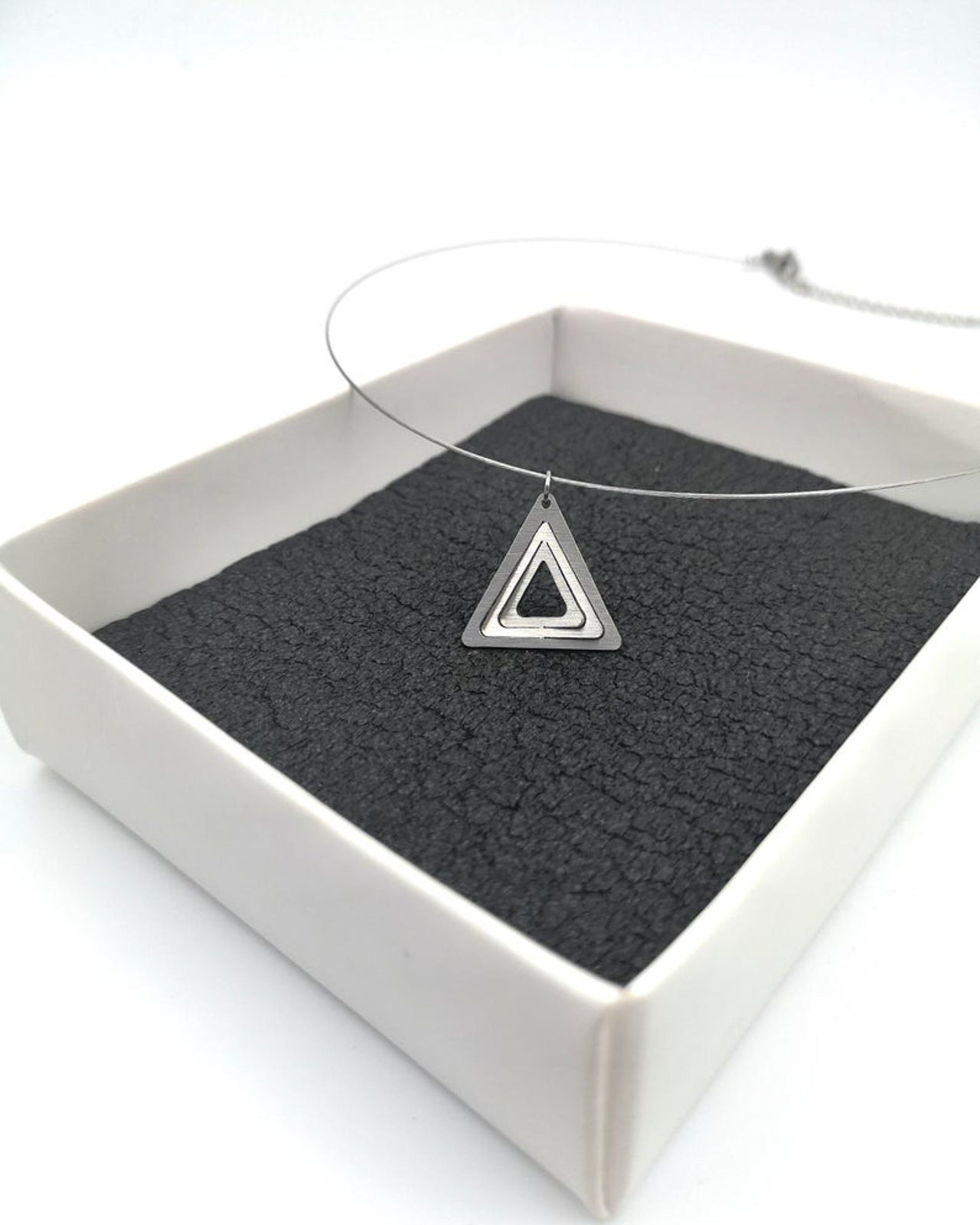 Illusion Triangle mini steel wire necklace