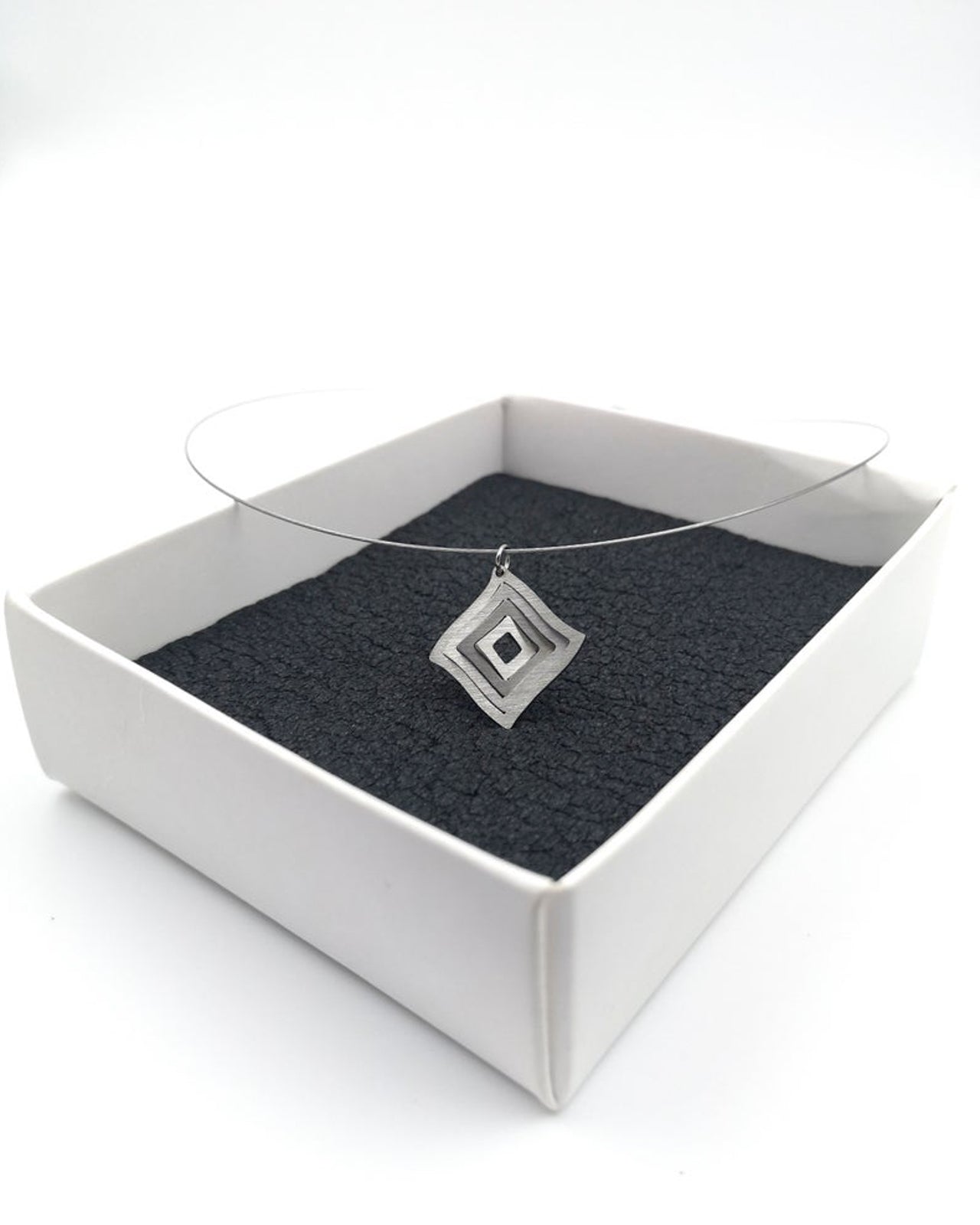 Illusion Rhombus steel wire necklace
