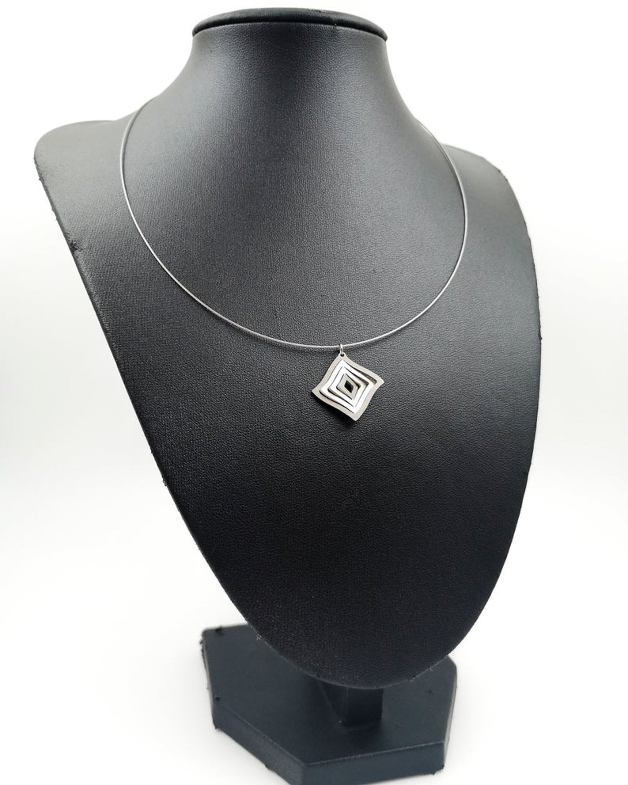 Illusion Rhombus steel wire necklace