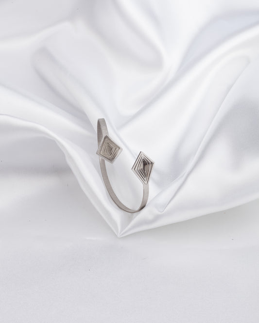 Illusion Rhombus handcuff bracelet